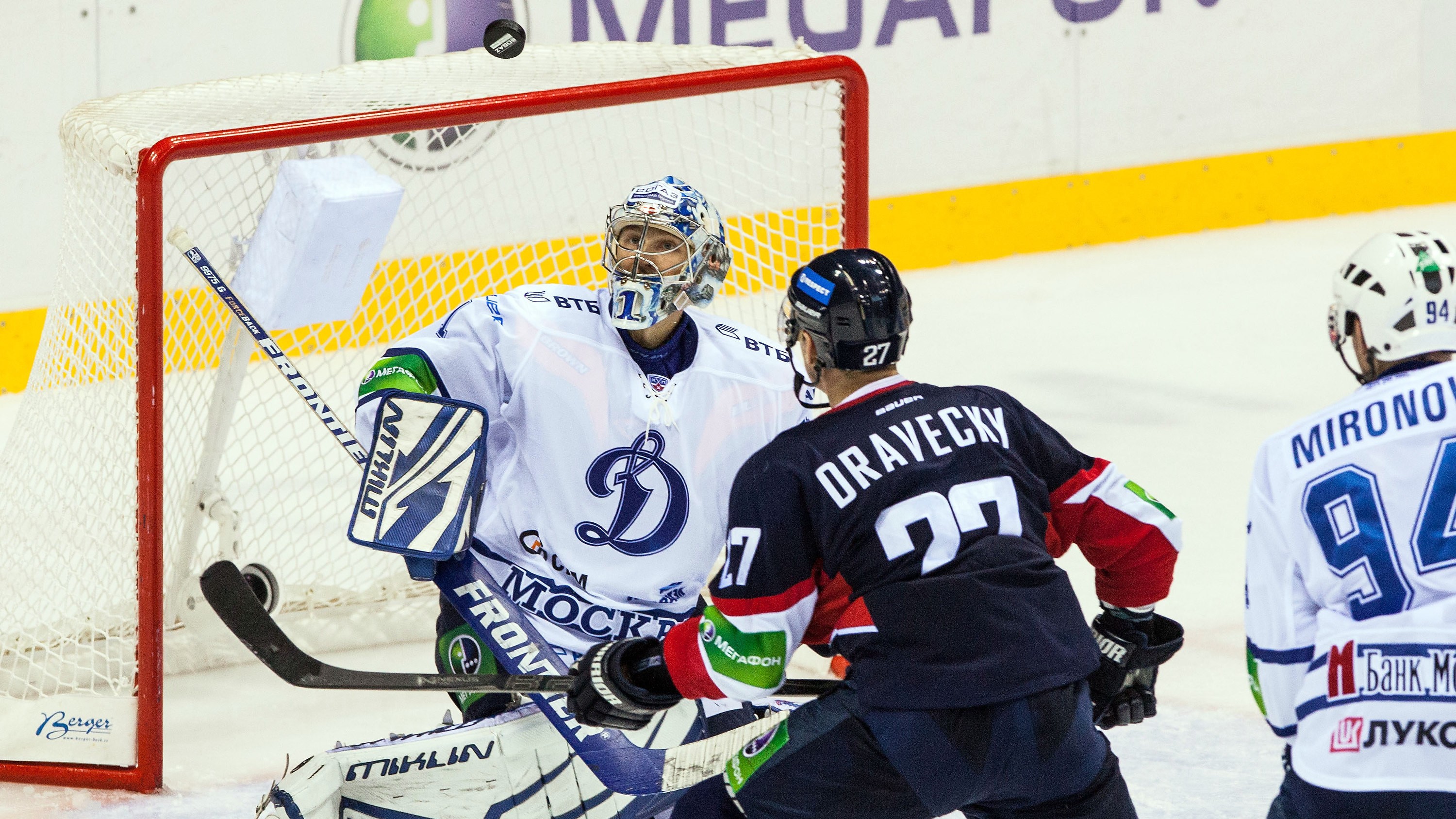 Súboj útočníka Slovana Draveckého s brankárom Dinama Moskva